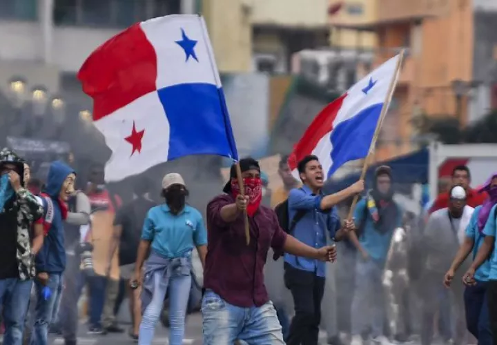 A inicios de este Gobierno, diversos grupos salieron a las calles a protestar en rechazo al proyecto de reformas a la Constitución. Archivo  
