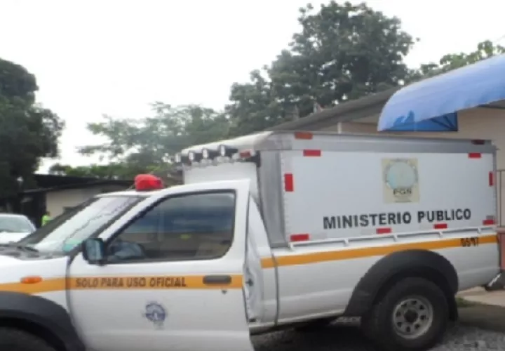 El Ministerio Público y funcionarios del Instituto de Medicina Legal quienes realizaron el levantamiento del cadáver y ordenaron su traslado a la morgue judicial en el distrito de David. Foto: José Vásquez