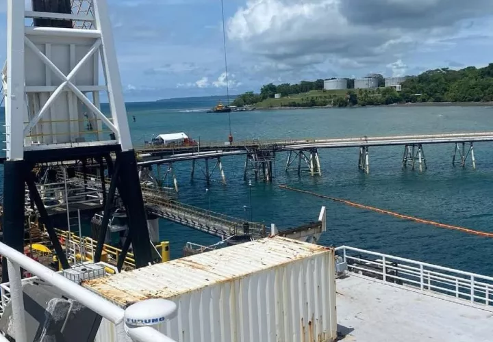 Vista del muelle afectado por el choque del buque el año pasado. Foto: Mayra Madrid.