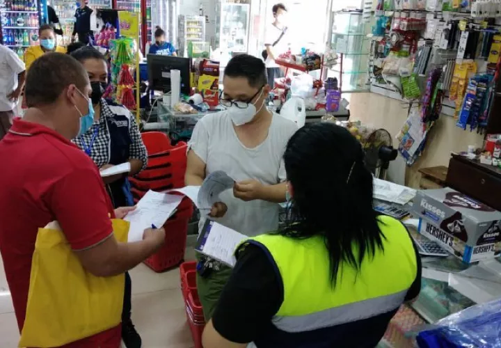 Funcionarios del Ministerio de Trabajo realizan inspecciones a las empresas para, entre otras cosas, garantizar que no laboren menores. Foto: Cortesía Mitradel