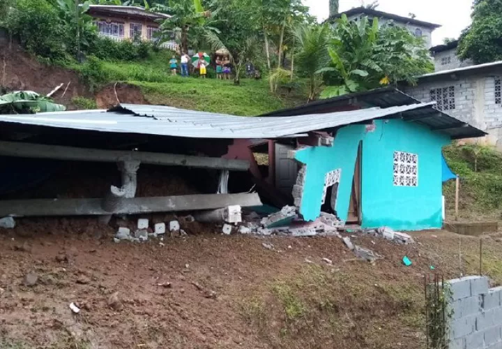 En Arnulfo Arias, San Miguelito, se tuvo que evacuar a seis familias, tras un deslizamiento de tierra que dejó serios daños a una casa. Foto: Cortesía Sinaproc