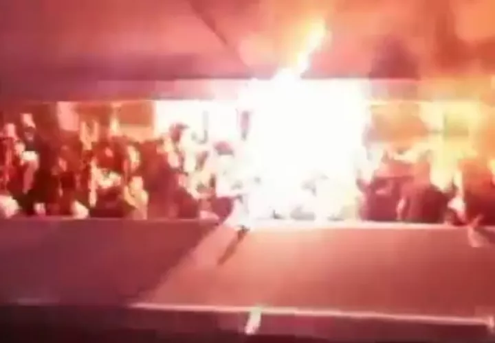 Hasta luz de bengala hubo en el "parking" en la 15 Pisos de El Chorrillo. 