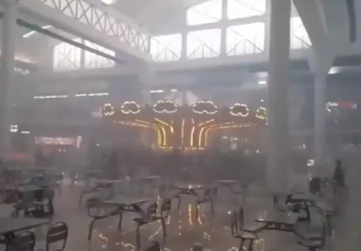 El caos se apoderó de clientes y dependientes en Albrook Mall. Foto: Redes Sociales