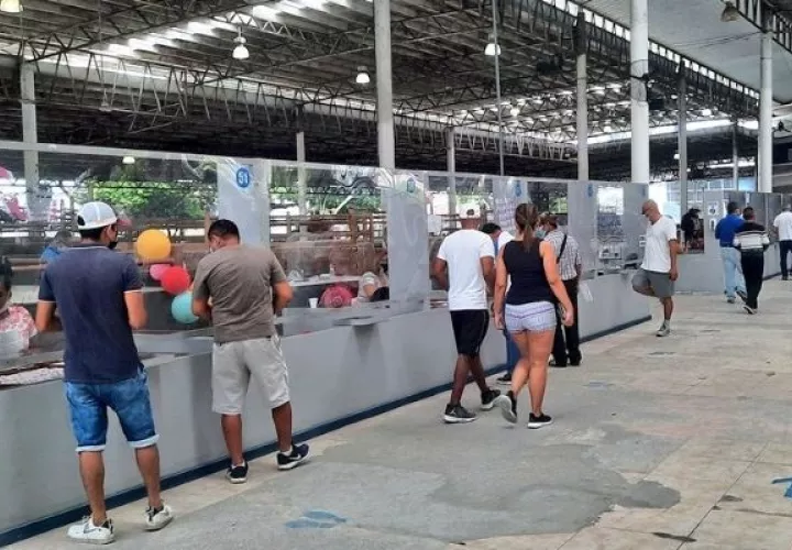 La Lotería invita al público a comprar billetes y chances. 