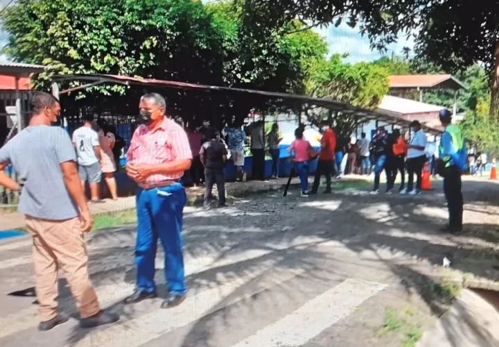 La población está acudiendo de forma masiva a los 25 centros de vacunación  en el distrito de David. Foto: José Vásquez 