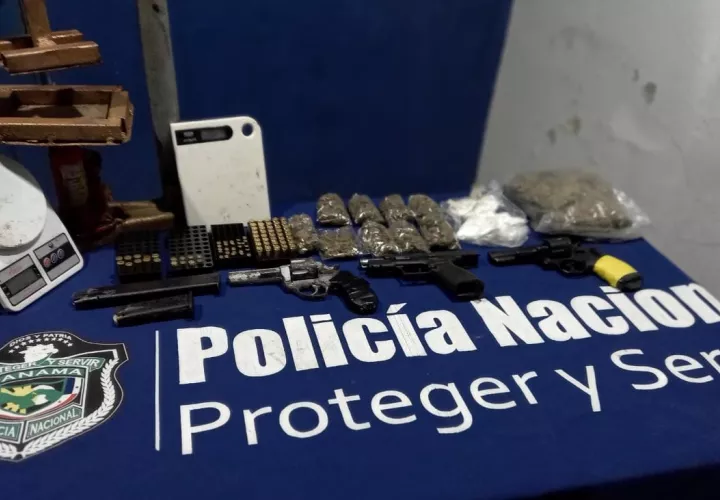 Las armas, drogas y otros artículos estaban ocultos en un lote baldío. Foto: José Vásquez