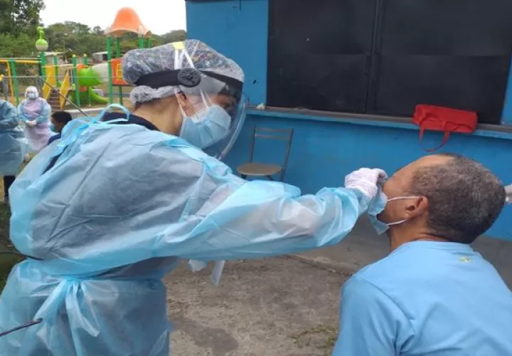 Sermedic Panamá de Leonardo Labrador y Ana Lorena Chang efectuaban hisopados a los viajeros de las islas del Pacífico. Foto. Grupo Epasa