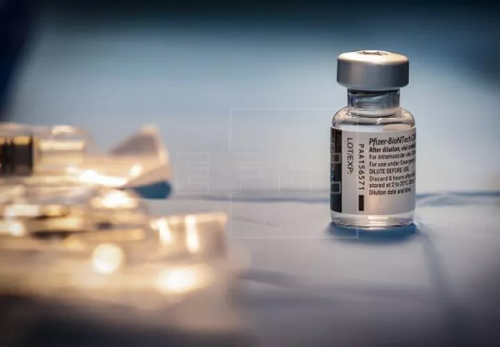 En 2022 se prevé que Pfizer ingrese 56,000 millones de dólares por la venta de su vacuna contra la covid-19. Foto: EFE