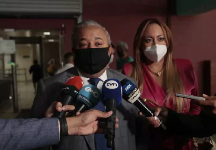 El abogado Roiniel Ortiz manifestó que se la han pasado perdiendo el tiempo con la lectura por parte de la fiscalía de boletines electorales. Víctor Arosemena