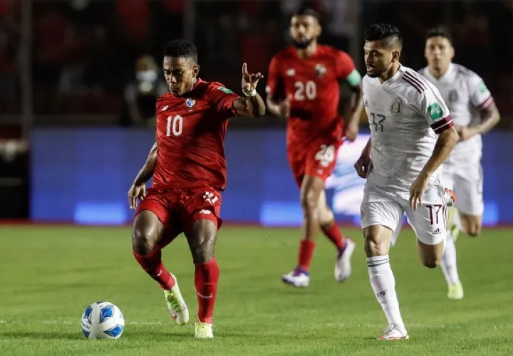 Yoel Bárcenas conduce el balón ante el acecho de un mexicano. Foto:EFE
