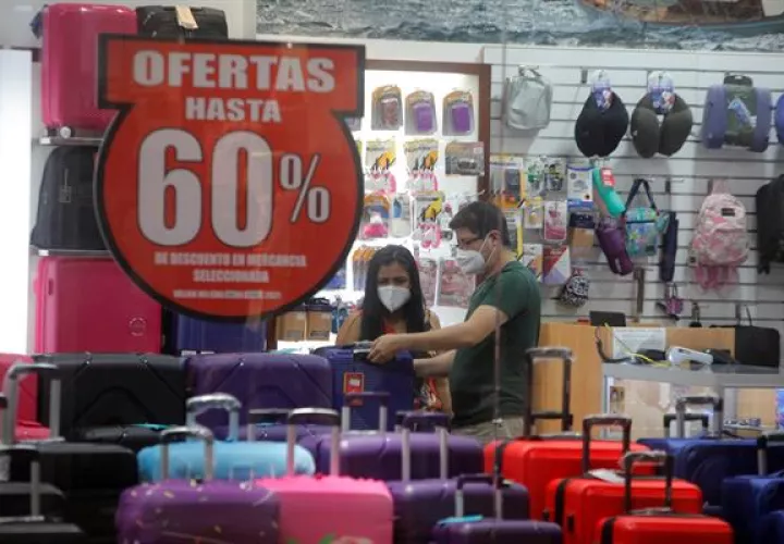  Clientes compran hoy en el centro comercial Albrook Mall, en Ciudad de Panamá (Panamá). Foto: EFE