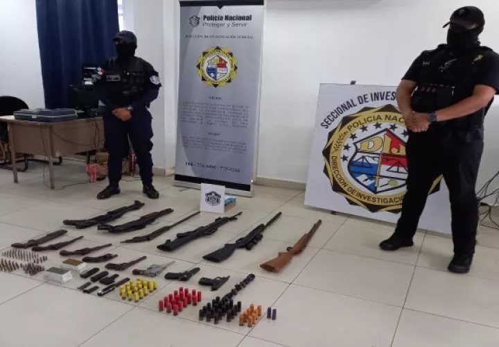 Entre las armas de fuego encontradas había varias escopetas, una pistola 9 mm, además de un revolver calibre 38, entre otras armas. Foto. Mayra Madrid