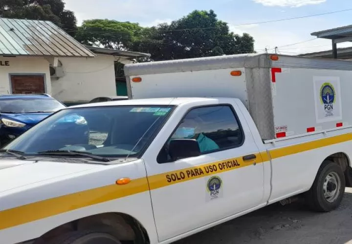 El joven fue encontrado con dos impactos de bala en la espalda frente a una residencia y vestía ropa de color oscura. Foto: José Vásquez