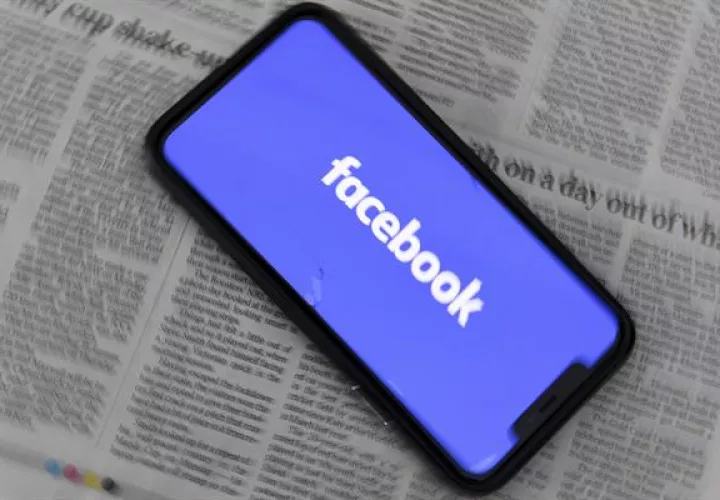 Un móvil con el logo de Facebook. Foto: EFE