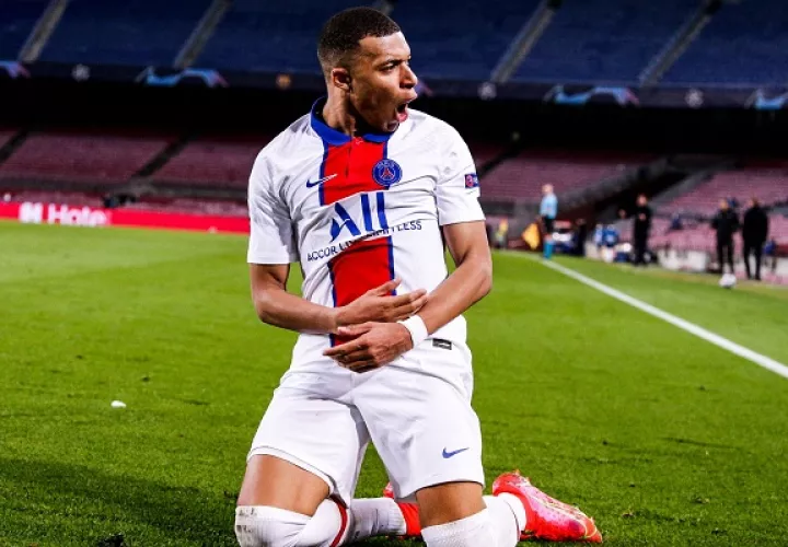 Mbappé, que en diciembre cumplirá 23 años, confesó a L'Équipe que el pasado verano pidió salir del club. Foto: EFE
