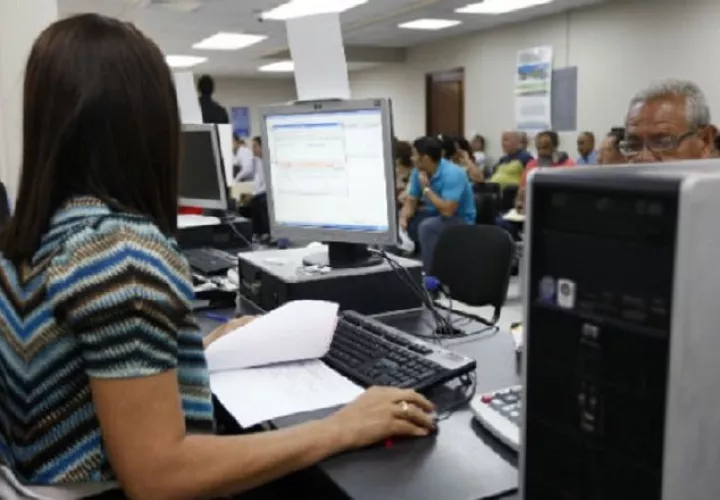 Se calcula que desde 2014 dejaron de laborar en el sector público, alrededor de 100 mil personas, quienes tendrán derecho a la prima. Foto: Archivo