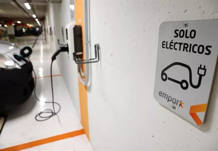 Zona de cargadores para vehículos eléctricos en un aparcamiento público. EFE