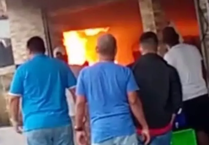 Comerciantes de la fonda utilizaron tanques extintores para sofocar el fuego. Foto: Diomedes Sanchez