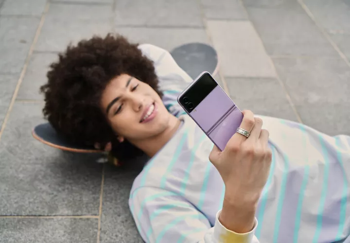 08_lifestyle_galaxyzflip3_5g_lavender.jpg