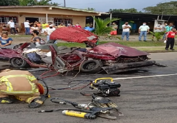 Producto del impacto el vehículo Nissan Sentra quedó destrozado, siendo necesario el uso de equipos especiales para sacar a algunos de sus ocupantes. Foto. José Vásquez