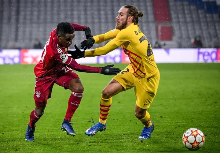 Bouna Sarr (izq.) del Bayern y Oscar Mingueza del Barcelona. Foto:EFE