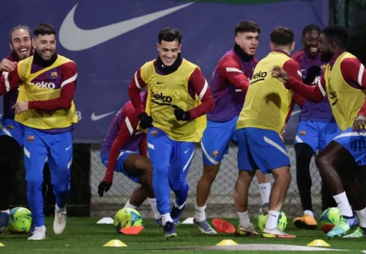 Jugadores del Barcelona durante los entrenamientos. Foto:EFE