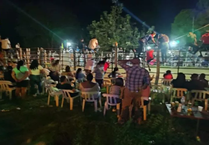 Hubo una pelea tumultuaria en un evento bailable con corrida de toros, en la comunidad de El Cocal de Las Tablas, donde al menos dos personas resultaron lesionadas. Foto. Thays Domínguez