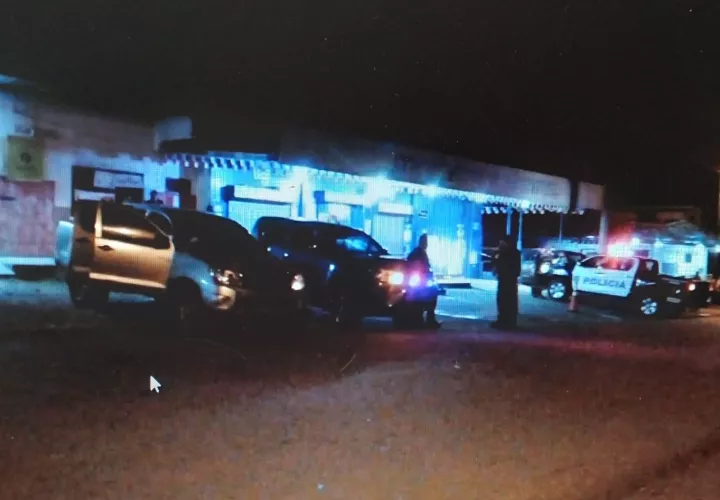 El cuerpo de "Daigoro" quedó tendido en el pavimento del estacionamiento del minisúper. Foto: José Vásquez