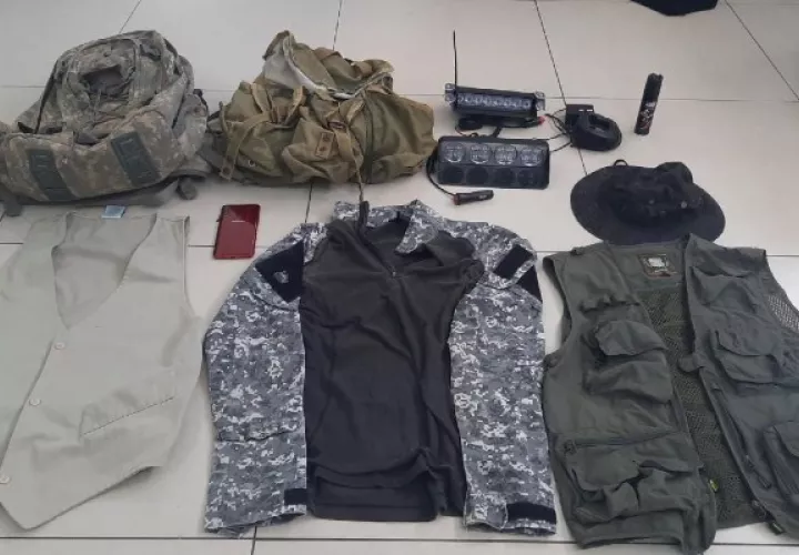 En la diligencia se ubicó un suéter similar a los usados por las unidades linces, gorra color negro, mochilas verdes y de camuflaje y dos chalecos uno de ellos de color negro. Foto. José Vásquez
