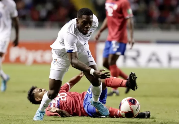 Aarón Suárez (abajo) de Costa Rica disputa el balón contra José Fajardo de Panamá. Foto:EFE