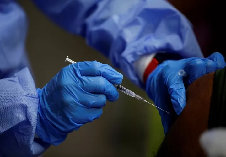 Hasta hoy se han aplicado en el país 6,482,374 dosis de vacunas contra la covid-19 tanto de Pfizer como de AstraZeneca. Foto: EFE