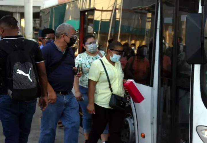 La movilización de pasajeros por el sistema del Metrobús se mantiene en más del 40% por debajo que antes de pandemia. Foto: Víctor Arosemena