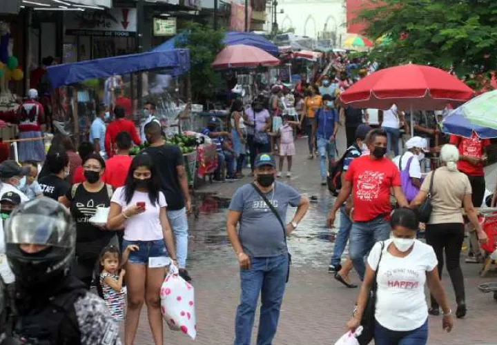 En diciembre se permite a los buhoneros ubicarse en la avenida, debido a la temporada navideña. Foto: Víctor Arosemena