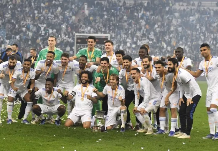 Jugadores del Real Madrid con el trofeo de la Supercopa. Foto:EFE