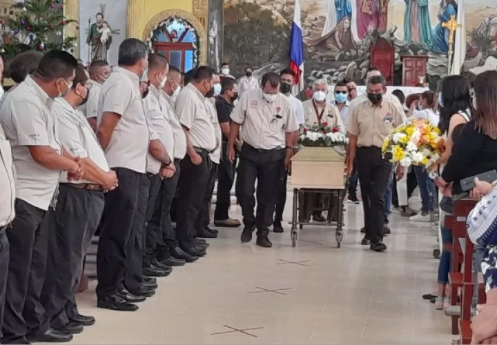 El cuerpo de Mario Villareal fue entregado el miércoles 5 de enero a los familiares en la morgue judicial en David y el día jueves 6 de enero realizaron las actividades religiosas y le dieron cristiana sepultura en el cementerio municipal de David. Foto. José Vásquez