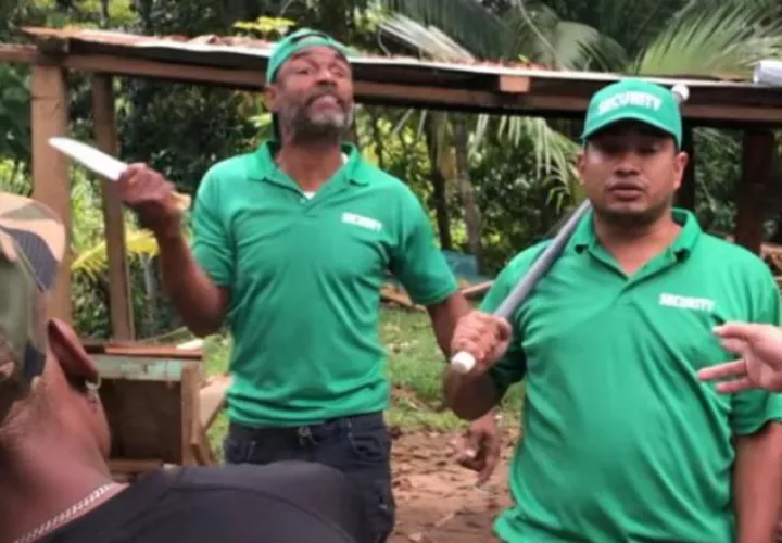 Cecilio Miller con un cuchillo en la mano forma parte de los trabajadores de Red Frog.