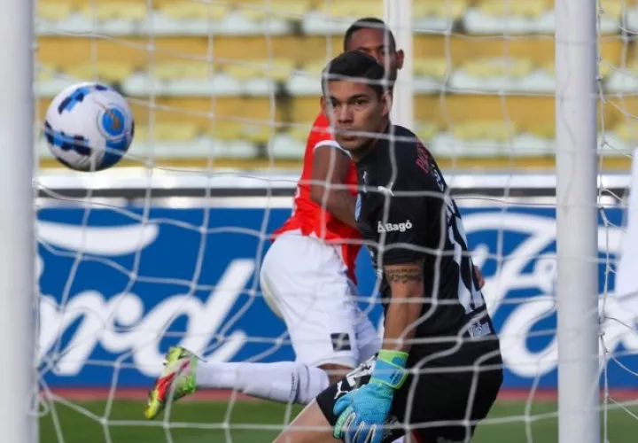 Ismael Díaz anotá el gol de Universidad Católica en Copa Libertadores. Foto:EFE