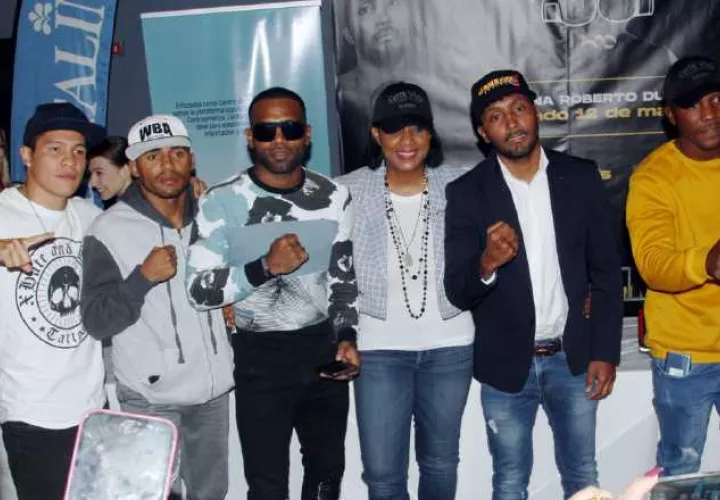 La promotora Rouss Laguna con los boxeadores de la cartilla KO a las Drogas. Foto: Víctor Arosemena