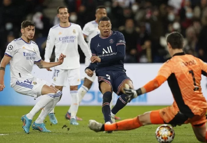 Kylian Mbappé vence al portero del Real Madrid, Thibaut Courtois en el partido de ida de las semifinales de la Champions. Foto:EFE