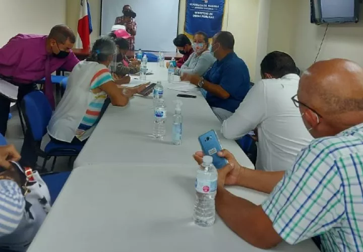 Las autoridades del Ministerio de Obras Públicas en la ciudad capital se reunieron con un grupo de los residentes de Natá. 