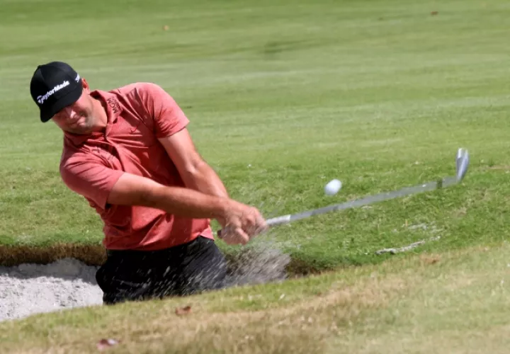 Taylor Montgomery, líder del Panamá Championship, saliendo del bunker de arena del hoyo 18. Víctor Arosemena