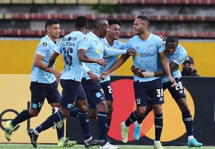 Ismael Díaz es felicitado por sus compañeros por anotar el segundo gol de Universidad Católica ante Bolívar en Copa Libertadores. Foto:EFE