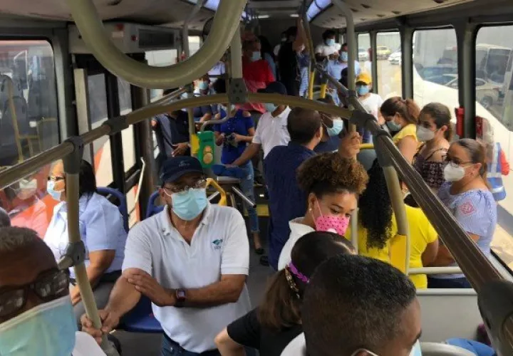 Se analiza la posibilidad de eliminar el uso de mascarillas en espacios públicos abiertos y se mantendría en los transportes y escuelas.Archivo.