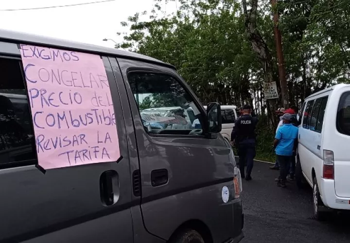 Un sector transportista bloqueó la vía hacia los corregimientos de Obaldía y La Trinidad. Foto: Eric A. Montenegro
