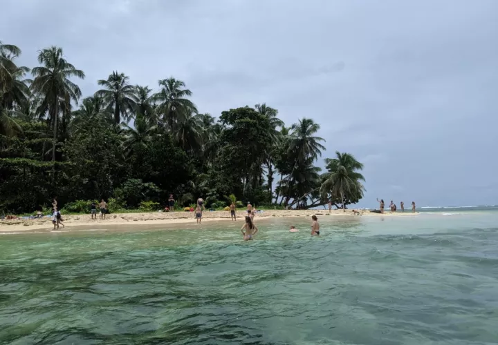 Muchas personas se trasladaron a playas, balnearios y diferentes puntos del país. Foto: Cortesía ATP