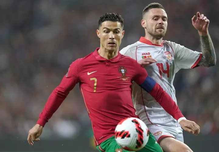 Cristiano Ronaldo (7) de Portugal y Darko Velkoski de Macedonia del Norte. Foto:EFE