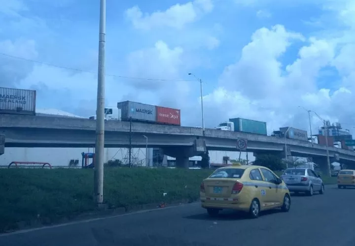 El tranque se produce todos los días por los equipos pesados en la entrada de la ciudad de Colón. Foto. Diomedes Sánchez 