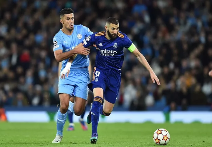  Rodri del Manchester City (izq.) marca muy de cerca a Karim Benzema del Real Madrid. Foto:EFE