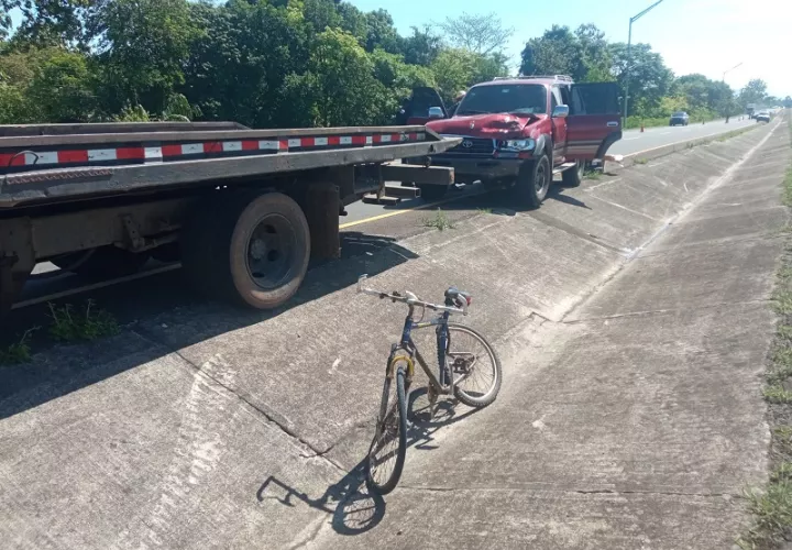 La bicicleta quedó en una cuneta cerca al vehículo involucrado en el atropello. Foto: Thays Domínguez.