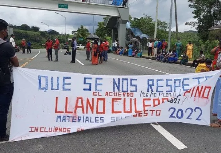 Indígenas protestaban para exigir construcción de carreteras. Foto: Mayra Madrid